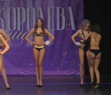 Alt paltarında podiuma çıxan qız  hamımın gözü  qarşısında biabır oldu (VİDEO)