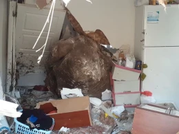 Evin üstünə qaya düşdü - FOTO