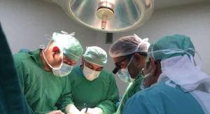 Bakıda biabırçılıq: Qadın həkimi canlı yayımda 18+ əməliyyatı göstərdi