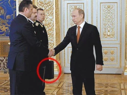 Putinin hamıdan gizlədilən çantasında görün nə var: Məxfi düymə nə üçündür? + ŞOK VİDEO