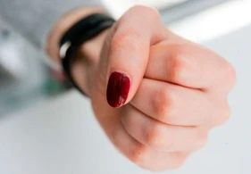 Qızın yumruq zərbəsindən sonra oğlanın daxili orqanlarının yeri dəyişdi