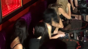 Qızları fahişəliyə cəlb edən dəstə yaxalandı - Əllərini qaynar suda yandırırlarmış... / FOTOLAR