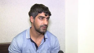 Bakıda insanlara hücum edən yarıçılpaq şəxs danışdı: “Viski götürdüm, dalımca gəldi...” - VİDEO