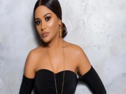 Kamera qarşısında sinəsi açılan Türkan biabır oldu, saçı ilə sinəsini bağladı +VİDEO