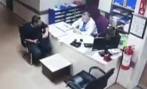 ŞOK  GÖRÜNTÜ: Həkimin  başına   adam düşdü  - VİDEO