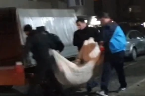 Bakıda ana və qızın başının kəsildiyi evən şok görüntü: Qapıda ayaq izi var,hadisə kameraya düşüb