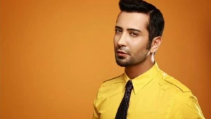 Tanınmış müğənni prokurorluğa müraciət etdi: "Bir qadın illərdir ki, məni izləyir"