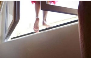 Bakıda dəhşət: Qızı ölən ana özünü binadan atdı