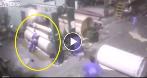 İşçinin başı aparatın altında belə qaldı - Dəhşətli görüntü