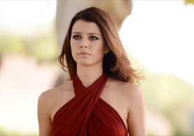 Beren Saat alt paltarsız poza verdi, izləyicilər tənqid etdi - FOTOLAR