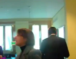 Baş nazir iclasdan çıxmaq istəyərkən başı şüşəyə dəydi - Şok kadrlar