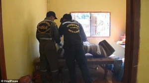 Mobil telefonda oyun oynayan din xadimini cərəyan vurdu - FOTO