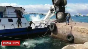 Dənizdə dəhşətli hadisə: Gəmiyə yük dolduran kran dənizə düşdü