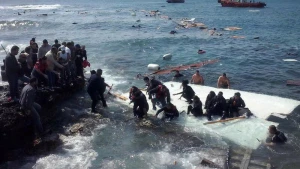 DƏHŞƏTLİ HADİSƏ: Nəhəng gəmi batdı - Yüzlərlə insan həyatını itirdi