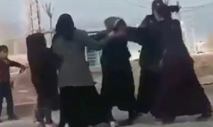 Dilənçi qadınlar yer üstündə qırğına çıxdı (VİDEO)