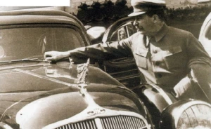 Moskvada Stalinin limuzinini oğurlayıb, sahibinə ismarıc yolladılar