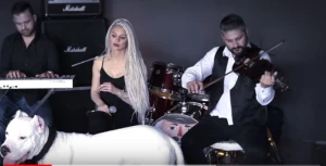 Səhnədə maraqlı anlar: İt səhnəyə çıxıb müğənnini öpdü +VİDEO