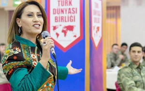 Canlı yayımda şok anlar: Azərbaycanlı müğənni Türk aparıcını siyasi səhvinə görə susdurdu
