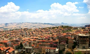 Boş qalan qəsəbəyə köçənlərə havayı ev verilir: Uşaqlı gənc ailələr 1000 avro alacaq