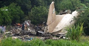 Məmurlar, hakimlər və uşaqların olduğu təyyarə yerı çırpıldı, çoxlu sayda ölən var