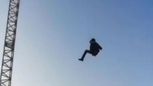 “Roqatka”ya minən uşaq yerə çırpıldı - VİDEO