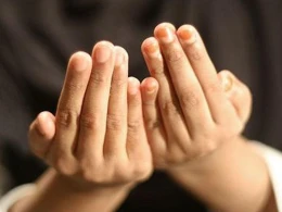 Salavat deyən zamanı əlləri qoşalaşdırmağın və sonra üzə çəkməyin dini mənası varmı?