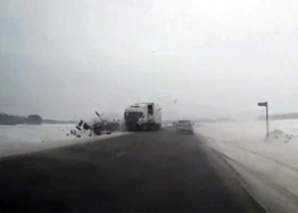 TIR idarəetmədən çıxan maşını parça-parça etdi - VİDEO