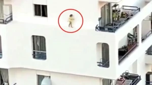 Görüntü izləyənləri dəhşətə gətirdi: Azyaşlı uşaq,görün nə edir