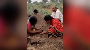 Valideynləri azyaşlıları diri-diri torpağa basdırdı - Səbəbi hər kəsi ŞOK etdi - VİDEO