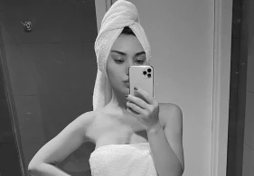 Günel dəsmala bürünüb, hamamdan şəklini yaydı FOTO