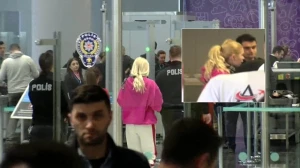 Məşhur müğənni hava limanında həbs olundu  +ANBAAN VİDEO