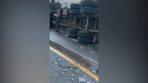 Bakıda dəhşətli qəza:Yük maşını aşdı