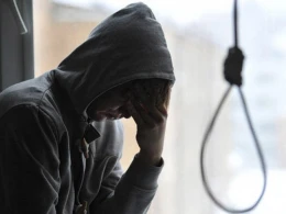 Azərbaycanda nişanlısından ayrılan oğlan canlı yayımda özünü asdı