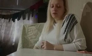 Qadın qızını zorlamaq istəyən ərini kəmərlə boğdu - VİDEO