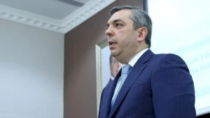 Samir Nuriyev iclasda icra başçısını tənqid etdi - Seçkiyə müdaxiləyə görə