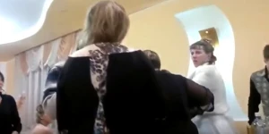 Toyda  ŞOK! Qayınatasına əxlaqsız hərəkət edən gəlin döyüldü +VİDEO