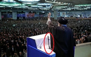 Xameneyi cümə namazı qıldırdı, kürsüdəki silah diqqət çəkdi - Foto