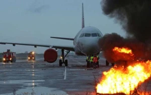 180 sərnişinin olduğu təyyarə yandı - Rusiyada