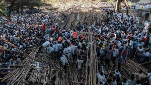 DƏHŞƏTLİ HADİSƏ: Dua etməyə gələn onlarla insan eyni vaxtda öldü (VİDEO)