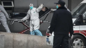 Dəhşətli video yayıldı: Virusdan ölən adamları belə aparırlar