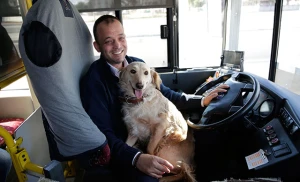 Üşüyən it avtobusa mindi,sürücü iti qucağında bəslədi — İnsanlığı ölmədiyi günün VİDEOSU