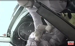 Sərnişin sürücünü yumruqla vurdu: Avtobus dirəyə dəydi