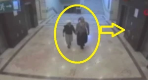 Qadın tualetində dəhşət: Hadisənin görüntüsü yayıldı +VİDEO