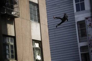 Bakıda dəhşət: Narkotik qəbul edən gənc müəmmalı şəkildə binadan düşdü,meyit tanınmaz halda (VİDEO)