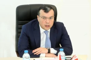 Nazir iclas zamanı hamını təəcübləndirdi- Siqaret alışdırmaqla