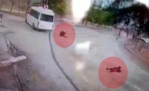 Əyləci boşalan avtobusdan sərnişinlər özlərini belə atdılar - VİDEO