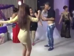 Toyda biabırçılıq! Sərxoş qız zalın ortasında yıxıldı +VİDEO