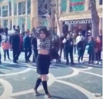 "Tarqovıy"da qızdan inanılmaz  hərəkət: Göbəyini açıb görün nə etdi +VİDEO