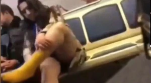 Bakı metrosunda bu da oldu: Qadın görün nə etdi - VİDEO