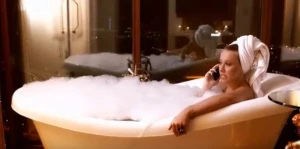 Məşhur aparıcının hamamda çılpaq videosu yayıldı